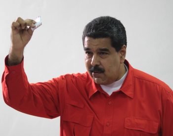 O presidente venezuelano, Nicolás Maduro, vota na eleição da Assembleia Nacional Constituinte deste domingo (Foto: Miraflores Palace/Handout via REUTERS )