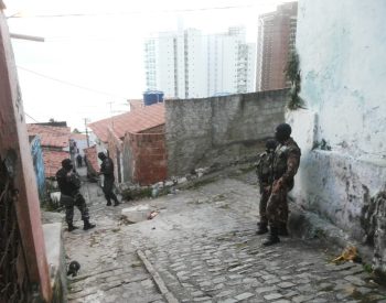Bairro de Mãe Luíza foi alvo de uma operação da PM no início da manhã desta terça (17) (Foto: PM/Divulgação)