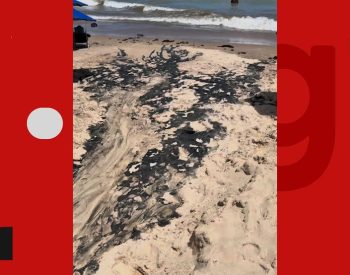 Mancha de água escura é registrada na orla de João Pessoa; Operação notifica estabelecimentos — Foto: Movimento Esgotei