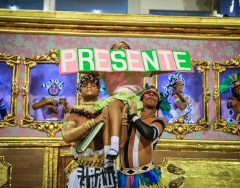 Homenagem à Marielle Franco, citada no samba-enredo, na comissão de frente da Mangueira. ( Foto: Rodrigo Gorosito/G1 )