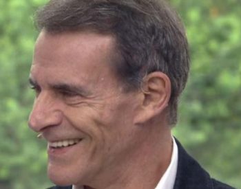 Mário Gomes consegue licença para vender sanduíches na rua: Reprodução.