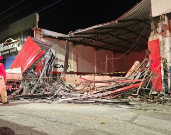 Homem morre após estrutura de loja de automóveis cair, em Campina Grande — Foto: Ademar Trigueiro/TV Paraíba