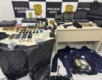 Material apreendido na casa de policial reformado investigado após 1,2 tonelada de cocaína ser apreendida no RN — Foto: PCRN/Divulgação
