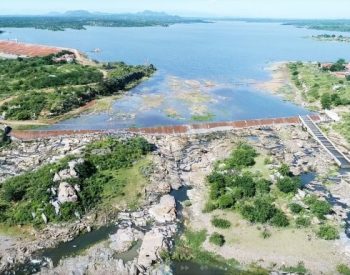 Com capacidade para quase 80 milhões de metros cúbicos de água, Açude Mendubim atingiu seu volume máximo (Foto: Bruno Andrade/BaDroneRN)