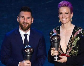 Alisson e torcedores palmeirenses representam o Brasil na premiação — Foto: Marco Bertorello / AFP.