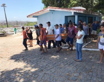 Sepultamento aconteceu por volta das 11h no Cemitério Municipal do Bom Pastor II, na Zona Oeste de Natal — Foto: Kleber Teixeira/Inter TV Cabugi