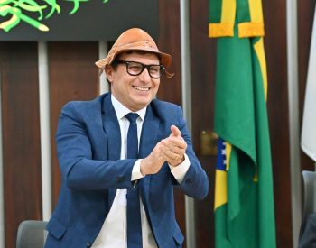 Humorista Mução recebeu título de cidade norte-rio-grandense no fim de 2025 — Foto: Eduardo Maia/ALRN