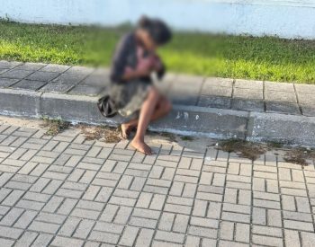 Mulher teve bebê em calçada no Bessa, em João Pessoa — Foto: Reprodução/TV Cabo Branco