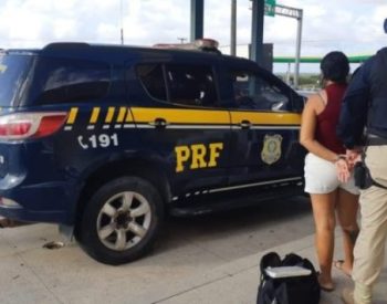 Momento em que a mulher foi presa pela PRF. ( Foto: Divulgação )