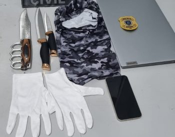 Facas, luvas, balnça e aparelho celular que foram apreendidos com a suspeita durante ação da Polícia Civil — Foto: Polícia Civil/Divulgação
