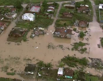 Bairro da Muribeca, em Jaboatão dos Guararapes, seguia alagado neste sábado (22) (Foto: Reprodução/TV Globo)