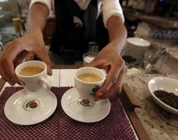 Em pequena quantidade, a bebida pode trazer benefícios e ajudar a evitar doenças cardiovasculares. ( Foto: © Reuters )