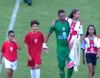 Goleiro Bruno entrando em campo para jogar a partida pelo Boa Esporte.