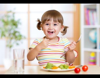 Os pequenos precisam de uma alimentação rica em nutrientes para que consigam crescer saudáveis. © ISTOCK