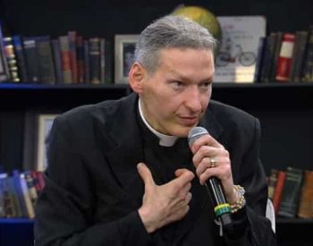 Uma mulher empurrou o padre durante a missa em Cachoeira Paulista. ( Foto: © Divulgação / RedeTV )