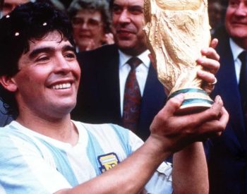 Camisa usada por Diego Maradona na final da Copa de 86, no México, voltou à Argentina nesta terça-feira. Foto — ©REUTERS.