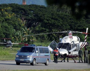 Momento do resgate dos 12 meninos em Gruta na Tailândia. ( Foto: © Reuters )