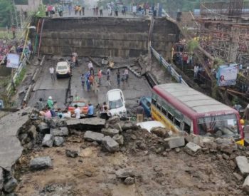 Ponte desaba na Índia. ( Foto: © Twitter/News18 Assam & NE‏ )