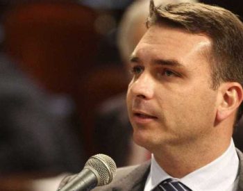 Por ser parlamentar, Flávio Bolsonaro pode escolher a data que deseja ser ouvido. ( Foto: © Alerj )