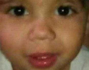 Luan Silva Oliveira, de 3 anos, foi encontrado nos trilhos, a 200 metros da plataforma, ainda com vida. ( Foto: © Reprodução/TV Globo )
