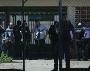 Funcionária da Escola Estadual Raul Brasil ajudou a salvar a vida de alunos. ( Foto: © REUTERS )