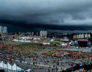 Pessoas que chegaram mais cedo para ficar perto do palco batem-boca com seguranças do festival. ( Foto: © Reprodução/Twitter )