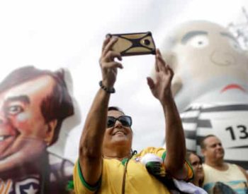 Os apoiadores se concentraram no gramado da Esplanada dos Ministérios, na altura do Palácio Itamaraty. ( Foto: © Reuters )