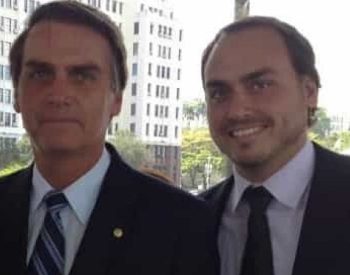 Presidente Jair Bolsonaro e seu filho Carlos Bolsonaro. ( Foto: © Reprodução )