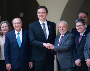 Presidente Lula e correligionários visitando a suprema corte. Foto — ©Getty.