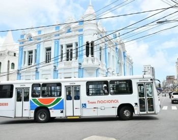 Ônibus passa em frente à sede da Prefeitura de Natal — Foto: Demis Roussos/STTU