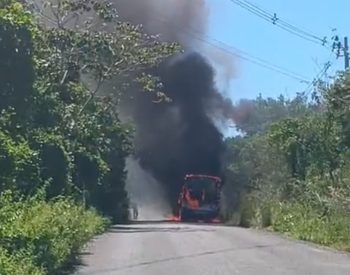 Ônibus pegou fogo na estrada de Tabatinga, na Grande Natal — Foto: Reprodução