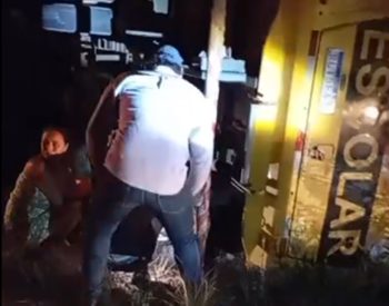 Ônibus tombou entre Juazeirinho e Soledade na PB — Foto: Reprodução/TV Paraíba