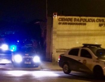 As equipes saindo da Cidade da Polícia Foto: Rafael Soares / Agência O Globo