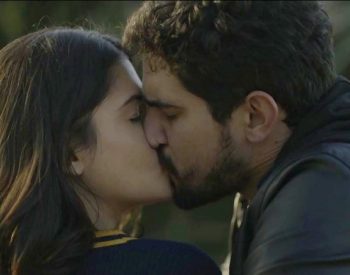 Laila (Julia Dalavia) e Jamil (Renato Góes) se beijam em 'Órfãos da Terra' — Foto: Globo