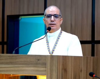Padre viraliza ao relatar desafios por autismo, na PB — Foto: Youtube/Câmara Municipal de Patos