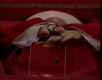 Corpo do Papa Francisco na Casa Santa Marta onde o Santo Padre escolheu viver durante seu pontificado. Foto — © Reprodução.