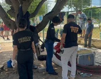 Peritos analisam local onde homem em situação de rua foi encontrado morto em Mossoró. Foto — © Blog Passando na Hora/Cedida.