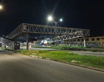 Passarela sobre a BR-101, de onde mulher caiu, foi interditada nesta sexta (17). — Foto: Brunno Rocha/Inter TV Cabugi