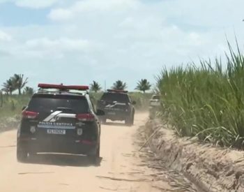 Polícia Científica a caminho de onde homens foram mortos — Foto: Reprodução/TV Cabo Branco