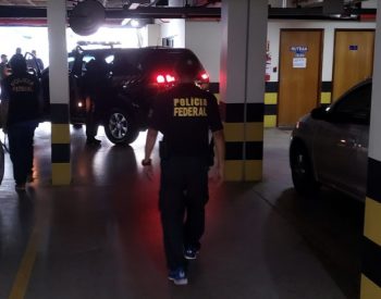 Policiais federais cumprem 5 mandados de busca e apreensão e 4 mandados de prisão temporária em Parnamirim. ( Foto: Polícia Federal/Divulgação )