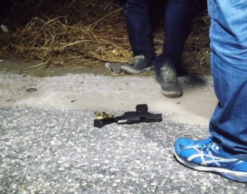 Arma do PM ficou jogada no acostamento da rodovia — Foto: Wilton Alves/Mossoró 190