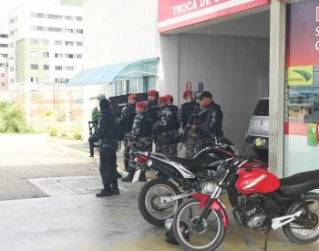 PMs negociaram a libertação da funcionária, feita refém durante o assalto frustrado ao posto de combustíveis (Foto: Kleber Teixeira/Inter TV Cabugi)