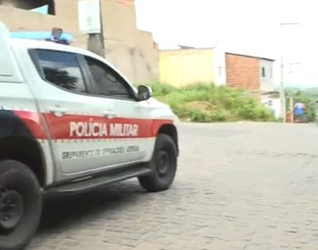 Viatura da Polícia Militar durante buscas por crianças desaparecidas — Foto: Reprodução/TV Paraíba