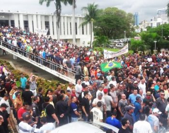 Por reajuste salarial, pagamento de folhas atrasadas e recomposição de efetivo, policiais e bombeiros militares do RN realizam protesto no Centro Administrativo do Estado — Foto: Ednaldo Lima/Inter TV Cabugi