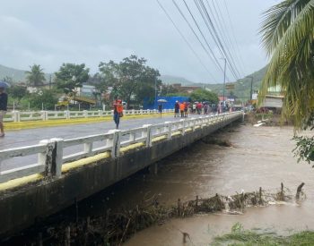 Ponte que corta o município de Ingá foi interditada — Foto: Artur Lira/TV Cabo Branco