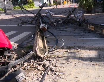 Carro derruba postes em João Pessoa — Foto: TV Cabo Branco
