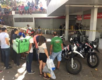 Vítima estaria conversando em lanchonete quando foi executado. ( Foto:  Felipe Valentim/TV Paraíba )