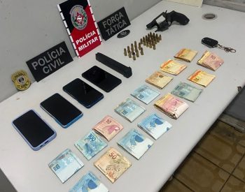 Com os suspeitos, foi apreendida uma arma de fogo, munição, celulares e dinheiro — Foto: Polícia Civil/Divulgação
