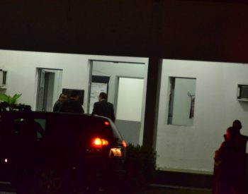 Henrique voltando à cadeia após prestar depoimento na Justiça Federal do RN ( José Aldenir / Agora Imagens )