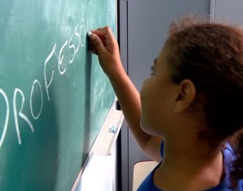 Órgãos argumentam que funções dos educadores voluntários devem ser desempenhadas por servidores efetivos — Foto: Reprodução EPTV